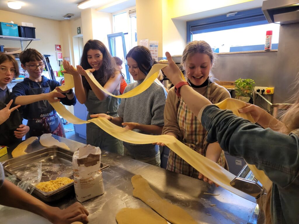 Koken, leerlingen maken pasta